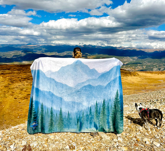 Grey Mountainscape - Cozy Sherpa Fleece Blanket ⭐⭐⭐⭐⭐