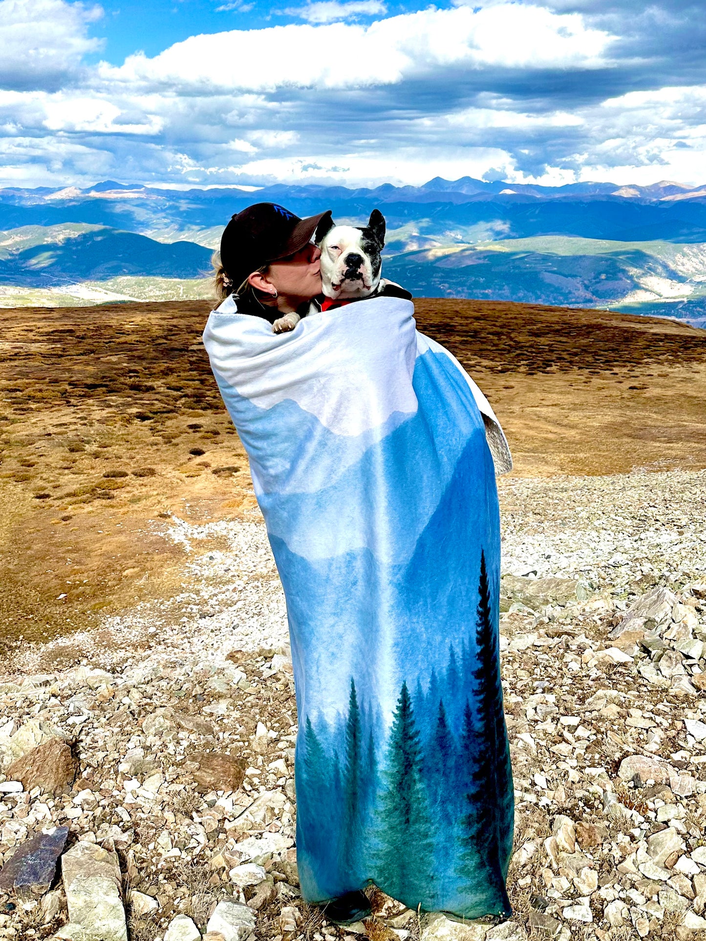 Grey Mountainscape - Cozy Sherpa Fleece Blanket ⭐⭐⭐⭐⭐